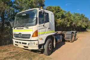 2002 Hino FM1J
