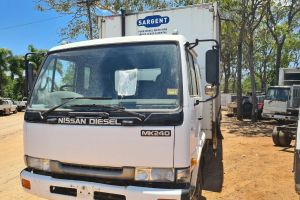 2004 Nissan UD MKB215 